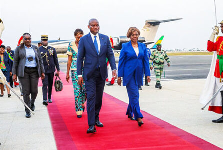Oligui Nguema accueilli à sa descente d’avion par la ministre d’État ivorienne ; le 4 août 2026. © Communication présidentielle