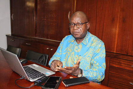 Jean Yves Mouamba, président de l’Association des parents d’étudiants des classes préparatoires aux Grandes écoles (CPGE) du Lycée national Léon Mba lors de son passage à la Rédaction. © GabonReview