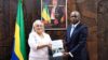 La ministre du Travail et du Plein Emploi, Jacqueline Bignoumba remattant le rapport du scrutin au vice-président du gouvernement, le 4 août 2026. © D.R.