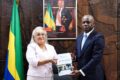 La ministre du Travail et du Plein Emploi, Jacqueline Bignoumba remattant le rapport du scrutin au vice-président du gouvernement, le 4 août 2026. © D.R.