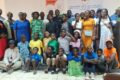 Les jeunes de Port-Gentil ayant participé à la sensibilisation posant avec les encadreurs des Médit et Jeunesse Encadrée. © GabonReview