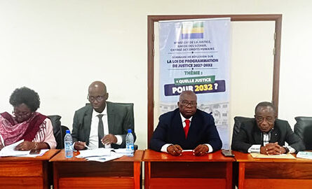 Le ministre Augustin Emane (3e à gauche) clôturant les travaux, le 4 août 2026. © D.R.