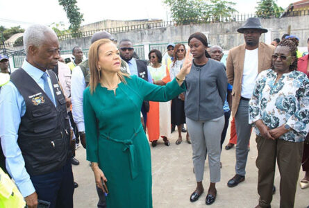 Le maire de la Commune de Libreville, Eugène M’Ba et la ministre de la Santé, Elsa Ayo épouse Bivigou sur le site de l’hôpital de la Peyrie, le 10 août 2026. © D.R.
