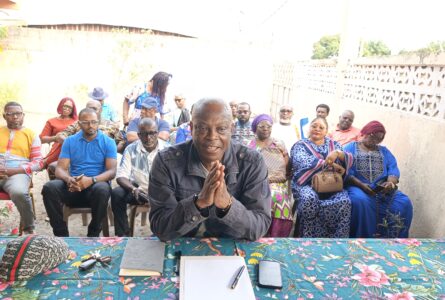 Le vénérable sénateur Léon Ababé face à ses électeurs. © GabonReview