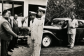 Luc Marc Ivanga en 1955 (à droite), cinq ans avant l'Indépendance, et (à gauche) recevant des administrateurs coloniaux. De l'administration coloniale à la fabrique institutionnelle de la République : le parcours d'un acteur que la mémoire nationale a longtemps laissé dans l'ombre. © Gregorytankesblog / Archives familiales