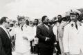 Luc Marc Ivanga (au centre), l’un des artisans méconnus de l’Indépendance, prit une part active aux travaux parlementaires qui façonnèrent en 1960 les symboles et la souveraineté du Gabon. © D.R.