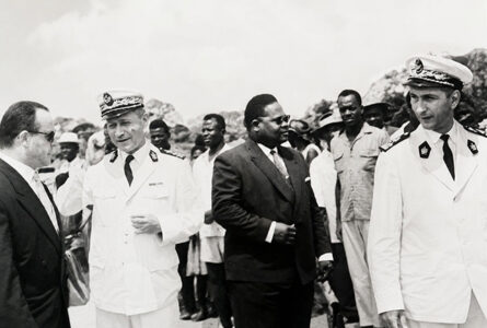 Luc Marc Ivanga (au centre), l’un des artisans méconnus de l’Indépendance, prit une part active aux travaux parlementaires qui façonnèrent en 1960 les symboles et la souveraineté du Gabon. © D.R.