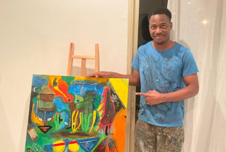 Claude Ar’Muna ne veut pas seulement peindre des toiles : il veut ouvrir une brèche pour le “conceptuel africain”. © D.R.