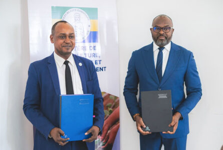 Jean-Jack Mouyabi, le directeur général de l’Élevage, représentant le ministère, et Théophile Boutamba, le directeur général de la CEAG après la signature. © D.R.