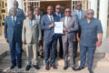 Le ministre de la Justice, Garde des Sceaux, Augustin Emane, recevant le document des mains du président de la Commission, César Apollinaire Ondo Mvé, accompagné des membres. © D.R.