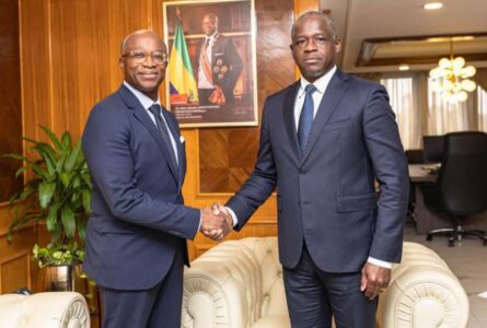 Le conseiller spécial Afrique de la Fondation, Charles Oula Siehe et le vice-président du gouvernement Hermann Immongault, le 5 août 2026 à Libreville. © D.R.