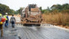 Un engin an action sur le chantier de la route Ndendé-Doussala. © D.R.
