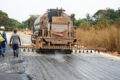 Un engin an action sur le chantier de la route Ndendé-Doussala. © D.R.