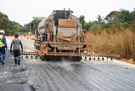 Un engin an action sur le chantier de la route Ndendé-Doussala. © D.R.