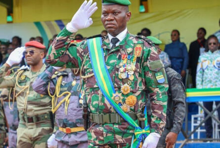 Depuis son élection à la présidence de la République, Brice-Clotaire Oligui Nguéma n’est plus un officier dans la hiérarchie militaire. Chef suprême des forces de défense et de sécurité, il en est désormais le sommet institutionnel. © D.R.