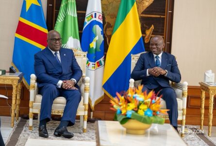 Les présidents Brice Clotaire Oligui Nguema et Félix-Antoine Tshisekedi Tshilombo au palais du bord de mer. © Com. présidentielle