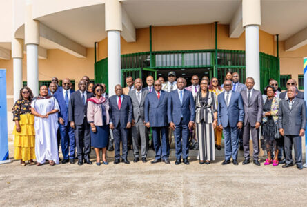 Les officiels et les participants posant pour la postérité. © D.R.