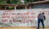 Un agent municipal marquant un mur à ravaler. © Mairie de Port-Gentil