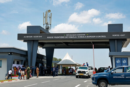 Le poste-frontière de Kabala, entre le Gabon et la République du Congo. Si les Gabonais se disent ouverts aux étrangers, la libre circulation régionale reste, elle, un sujet de méfiance. © GabonReview