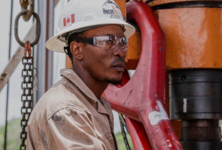 Un employé de ReconAfrica sur un des sites de la compagnie pétrolière canadienne. © D.R.