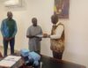 Le ministre de la Justice, Garde des Sceaux, Augustin Emane, remettant les quittanciers au directeur général des Affaires pénales, Stanislas Koumba. © D.R.