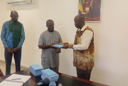 Le ministre de la Justice, Garde des Sceaux, Augustin Emane, remettant les quittanciers au directeur général des Affaires pénales, Stanislas Koumba. © D.R.