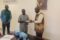 Le ministre de la Justice, Garde des Sceaux, Augustin Emane, remettant les quittanciers au directeur général des Affaires pénales, Stanislas Koumba. © D.R.