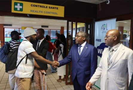Les cadres du ministère des Affaires étrangères, dont le SG, accueillant les rapatriés volontaires. © D.R.