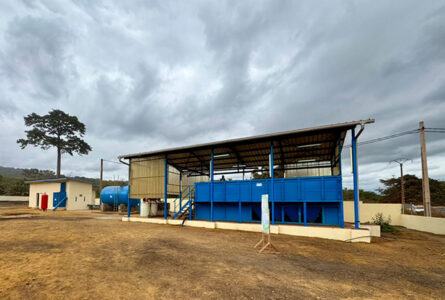Modeste en apparence, décisive pour Booué, cette station de 1 200 m³/jour suffit à tripler la capacité de production d’eau de la ville. © D.R.