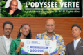 Adrien NKoghe-Mba avec à l'équipe Ecocycle Gabon, lauréat du troisième prix du Green Challenge, lors de la cinquième Conférence Nationale des Jeunes sur le Climat (LCOY 2026), le 31 juillet à la Baie des Rois. © D.R.