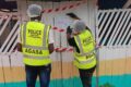 Des agents de l'Agasa procédant à la fermeture provisoire d'un établissement à Makokou. © D.R.