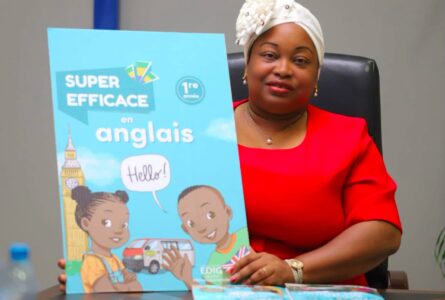 La ministre d’État à l’Éducation nationale, Camélia Ntoutoume Leclercq, lors de la présentation du manuel d’anglais de la collection «Super Efficace», destiné notamment aux classes de première année du primaire. © D.R.
