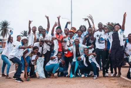 De jeunes bacheliers célébrant à Libreville, le 1er août 2026. © Facebook/Ephraïm MG