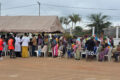 Une vue de la foule présente à la caravane médicale à Makokou. © Gabon24