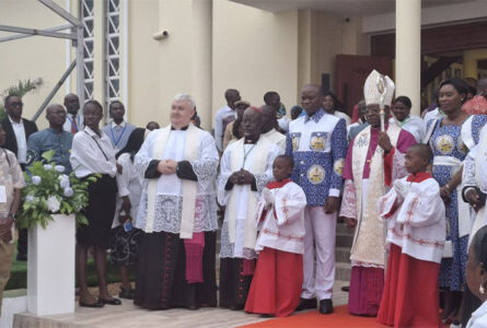 Le président présent à la réouverture de la cathédrale de Sainte Marie. © GabonReview
