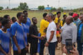 Le ministre des Sport, Paul Ulrich kessany en blanc et le gouverneur saluant les joueurs. © D.R.