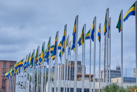 Le drapeau national devra rester hissé en permanence dans les administrations publiques et parapubliques jusqu’au 4 septembre. © Gabon 24