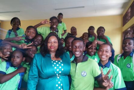 La ministre d’État Camélia Ntoutoume-Leclercq (ici en compagnie d'élèves de Nzeng-Ayong, en janvier 2026) a fixé le calendrier de l'année scolaire 2026-2027. © D.R.