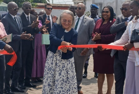 La ministre du Travail et de la lutte contre le chômage, Jacqueline Bignoumba coupant le ruban pour l’ouverture de la Foire commerciale. © AGP
