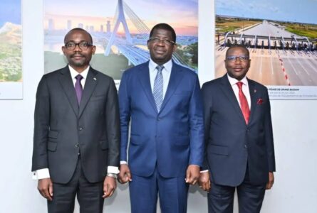Les ministres des Travaux publics, Edgard Moukoumbi, et du Logement, Mays Mouissi, en compagnie du ministre ivoirien des Infrastructures et de l’Entretien routier, Yacouba Hien Sié. © D.R.
