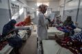 En Afrique, le personnel soignant demeure en sous effectif comparé au nombre malades. © UNOCHA/Giles Clarke
