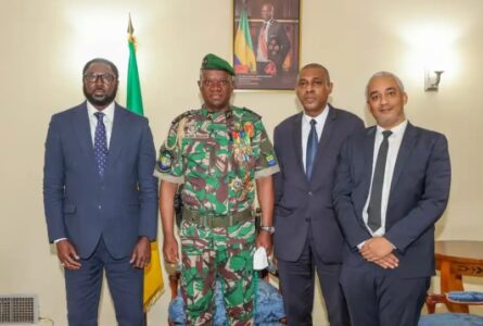 Le président gabonais et les membres de la délégation de l'Union africaine conduite par e représentant spécial du président de la Commission, le 30 août 2026, à Makokou. © Communication présidentielle
