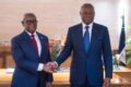 Brice Clotaire Oligui Nguema et Julius Maada Bio, le 0 aoû 2026, à Fretown. © Communication présidentielle