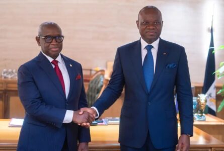 Brice Clotaire Oligui Nguema et Julius Maada Bio, le 0 aoû 2026, à Fretown. © Communication présidentielle