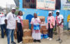 Photo de famille des agents de Sunu et la responsable de l’orphelinat au milieu avec la rame de papier, le 28 aout 2026 à Libreville. © GabonReview