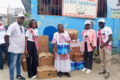 Photo de famille des agents de Sunu et la responsable de l’orphelinat au milieu avec la rame de papier, le 28 aout 2026 à Libreville. © GabonReview
