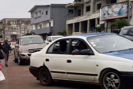 Un taxi en pleine circulation dans la capitale. © GabonReview