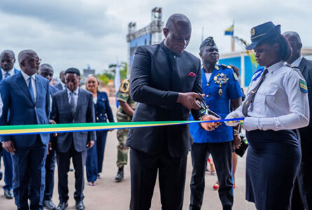 Le président Brice Clotaire Oligui Nguema procédant à la coupure du ruban symbolique, le 17 septembre 2026 à Port-Gentil. © Communication présidentielle