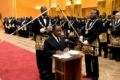 Ali Bongo intronisé à genoux dans un temple maçonnique : une image qui avait installé le soupçon que, derrière les institutions, des allégeances secrètes pouvaient peser sur la conduite de l’État. Le débat sur le Ndjobi ravive aujourd’hui la même question : jusqu’où les croyances peuvent-elles entrer dans la maison de l’État ? © GabonReview (capture d’écran)