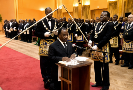Ali Bongo intronisé à genoux dans un temple maçonnique : une image qui avait installé le soupçon que, derrière les institutions, des allégeances secrètes pouvaient peser sur la conduite de l’État. Le débat sur le Ndjobi ravive aujourd’hui la même question : jusqu’où les croyances peuvent-elles entrer dans la maison de l’État ? © GabonReview (capture d’écran)